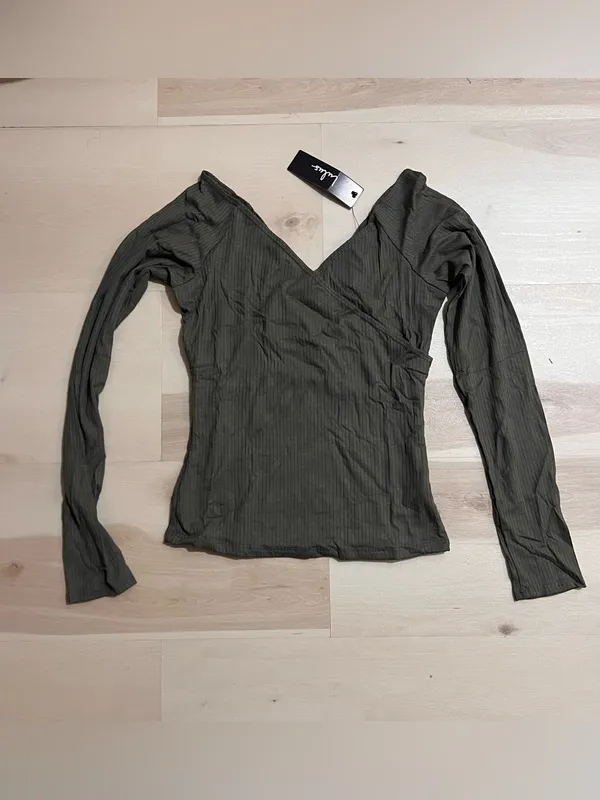 Lulus NWT Women Small Khaki Olive Green Long Sleeve Ribbed Fitted Wrap Top - Image 2