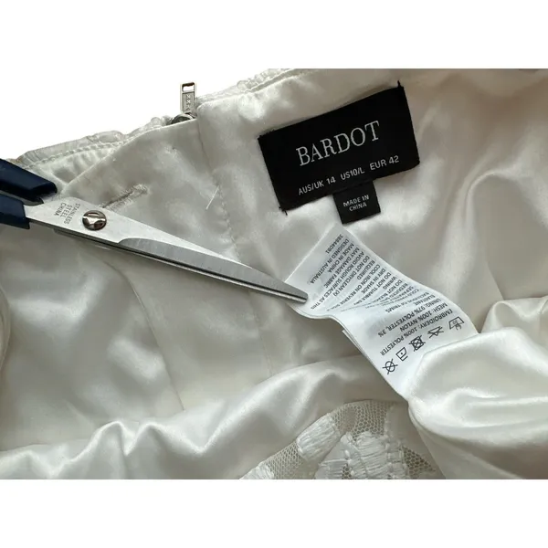 Bardot white lace midi dress Scalloped Vneckline with afitted sheath silhouette. - Image 14