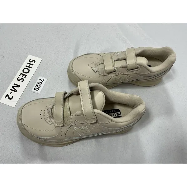 Womans Excellent Condition New Balance 577 Walking Sneakers 6.5 Beige - Image 2