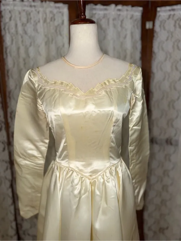 Beautiful Vintage 1940s/50s Liquid Satin Tea Length Wedding Gown - Image 3