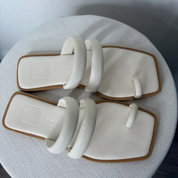 Dolce Vita White Toe Loop Flat Sandals Women’s Size 6 (B91)”✨ - Image 7
