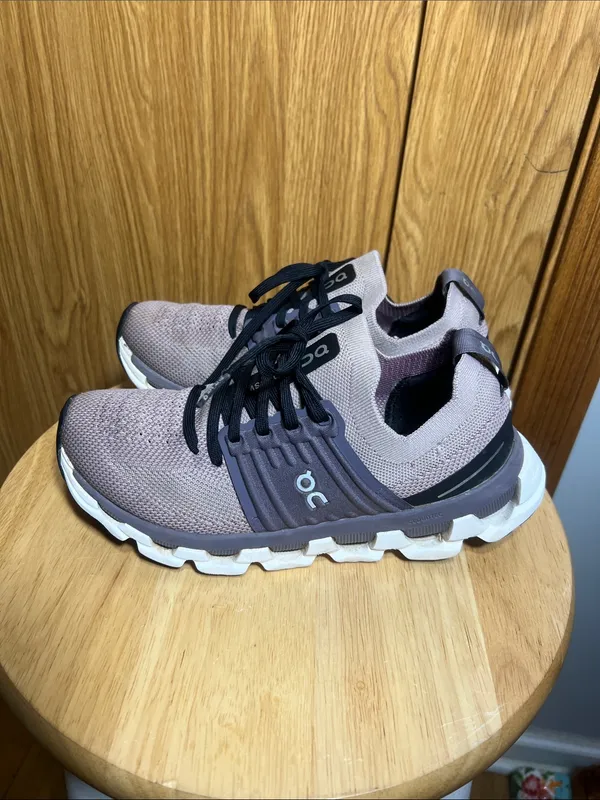 On Running Women’s Cloud Running Shoes - Mauve/Black - Image 2
