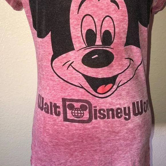5/$30 🎈 Disney medium red Mickey mouse t shirt - Image 2