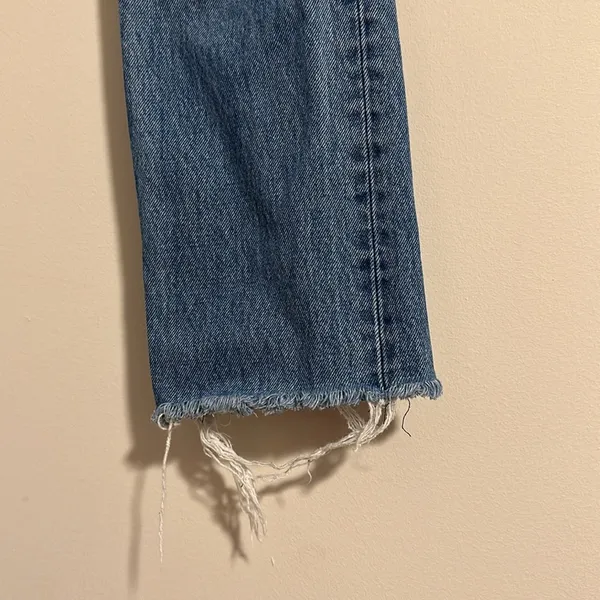 Levi's knee rip blue wash jeans size 24 - Image 5