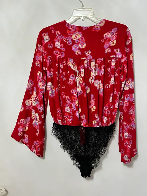 Free People red Forties feels bell sleeve floral Vneck bodysuit - Image 6