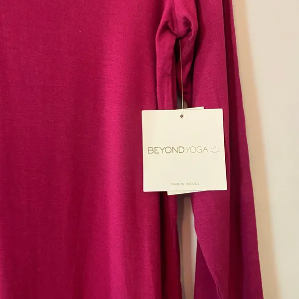 NWT Beyond Yoga Hot Pink Long Sleeve V-neck Loungewear Shirt Women's size Medium - Image 5