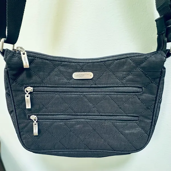 Baggallini Triple Zipper Travel Crossbody Bag Black Pristine Condition - Image 2