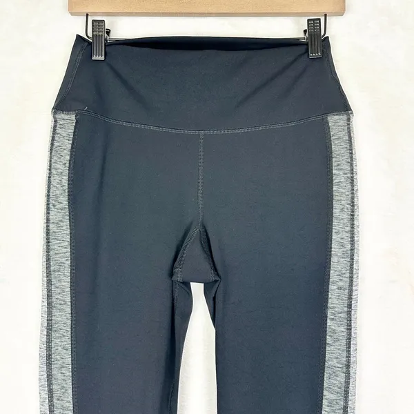 Vuori Women's Racer Leggings Size Medium Black Gray Stripe Athletic Running EUC - Image 3