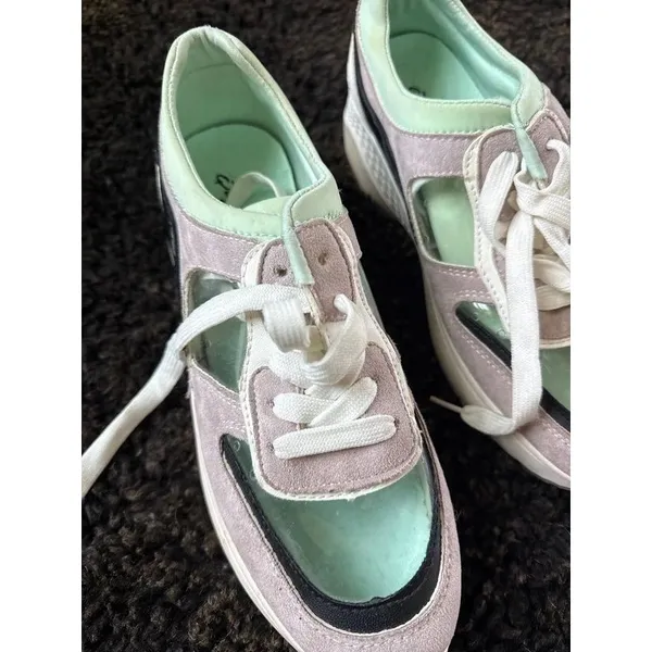 Qupid sneakers size 8 - Image 2