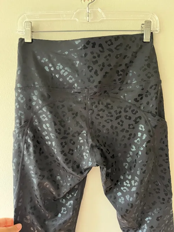 Sz M Pull On Black-on-black leopard print Leggings with side pockets - Image 9