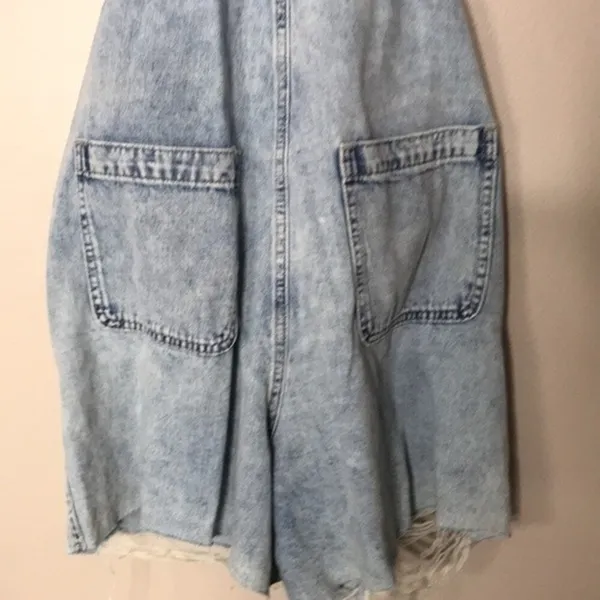GAP Women's Distressed Denim Shortalls Washwell‎ Light Wash Overalls Medium - Image 13
