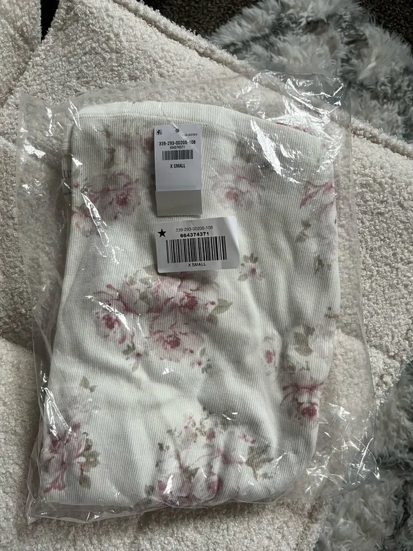 Hollister Floral Long Sleeve - Image 5