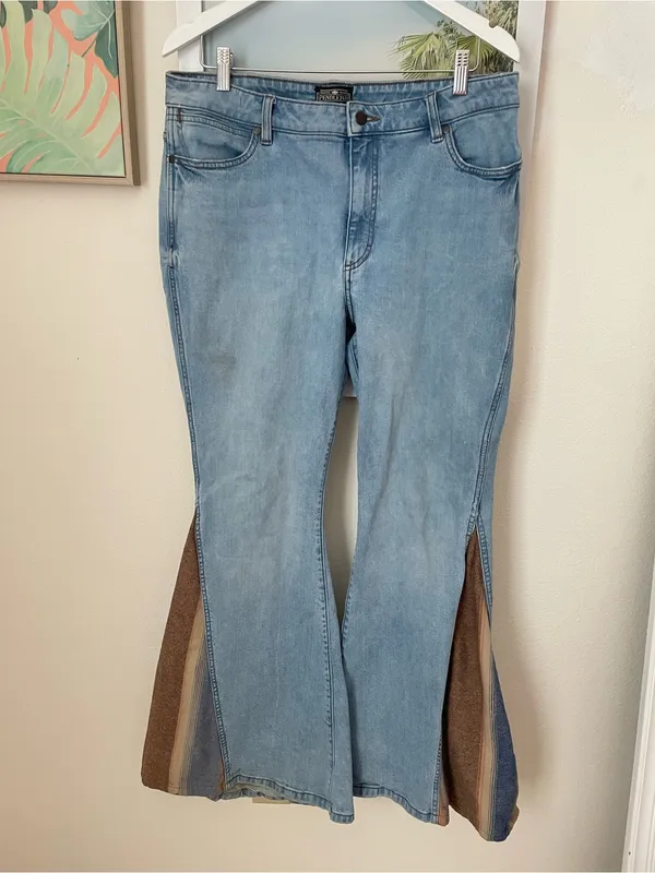 Wrangler X Pendelton Women's Trumpet Flare Jean in Light Wash Denim Size 32 Rare - Image 4
