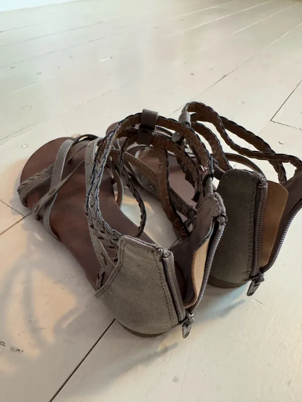 Sandals Flat Bottom Brown Size 7.5 - Image 2