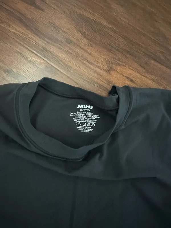 SKIMS Black Top - Image 2