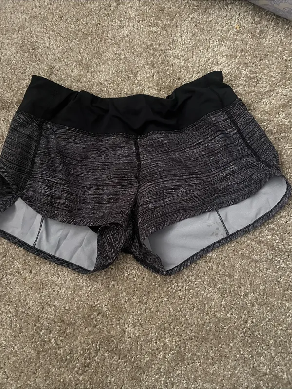 Lululemon speed short 4 way Stretch 2.5” size 6 - Image 5