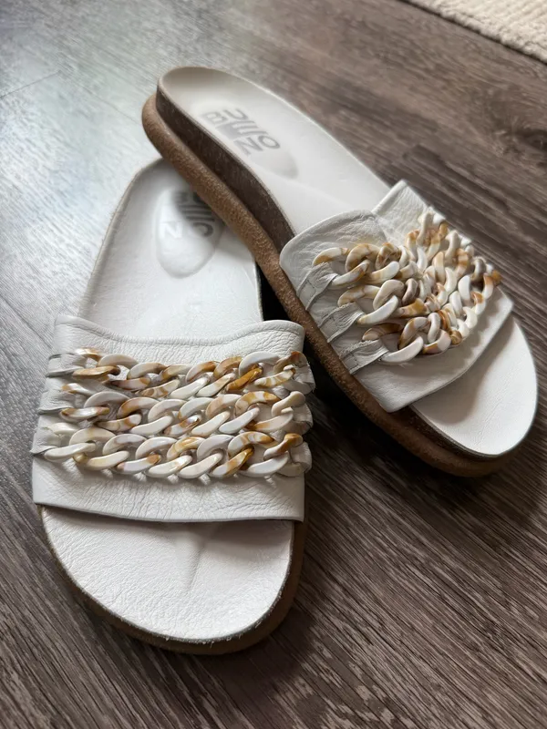 Bueno Footwear Emilia White Chain Slide - Image 9