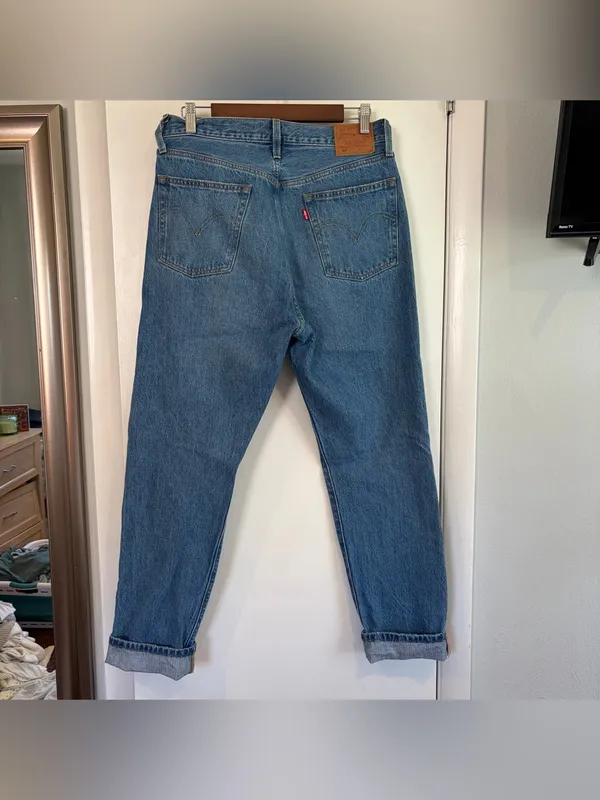 Levi’s 501 Boyfriend Straight Distressed Jeans. Medium Wash. Size: 30. - Image 4