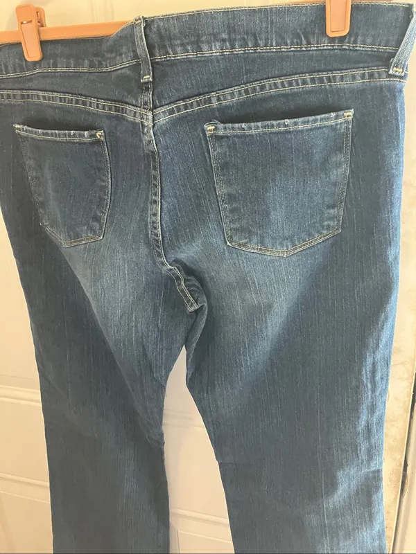Old Navy Ladies Boot-Cut Jeans - Dark Blue with Light Wash Interior 16 Long - Image 10