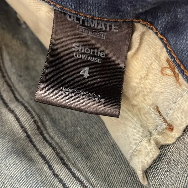 173 Express Ultimate Stretch Shortie Low Rise Dark Wash Jean Shorts Size 4 - Image 3