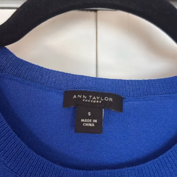 Ann Taylor blue ruffled sleeve knit top size small - Image 4