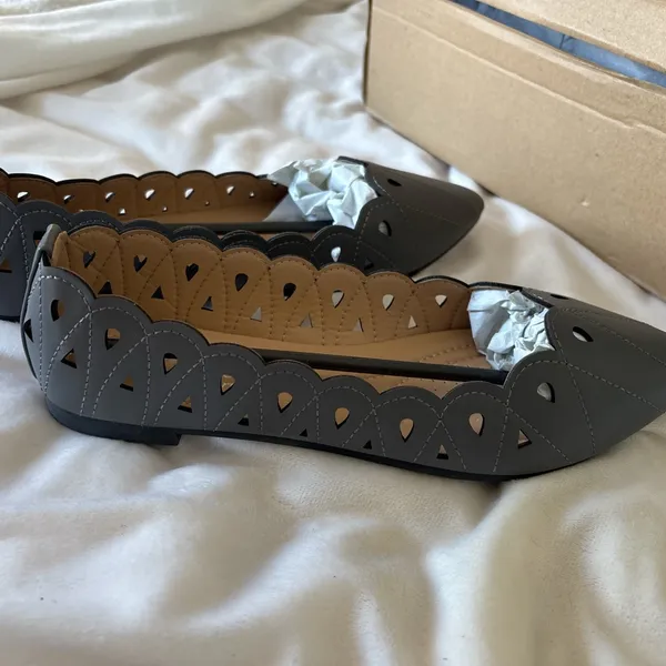 NEW Chic Dark Gray Scalloped Flats Size 5.5 - Image 3
