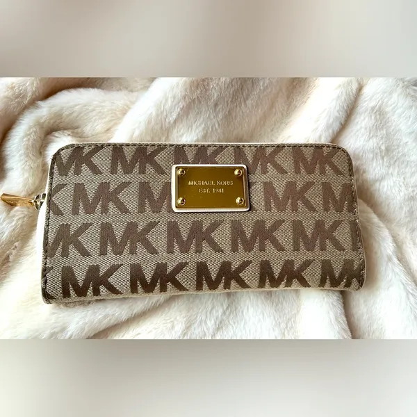 Michael Kors zip around wallet 💵💷💶💰 - Image 10