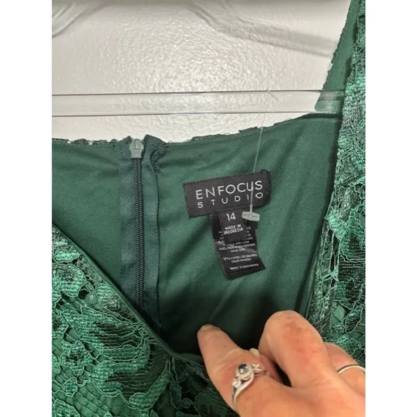 En Focus NWT Size 14 Emerald Green Lace Cold Shoulder Sheath Cocktail Dress Knee - Image 5