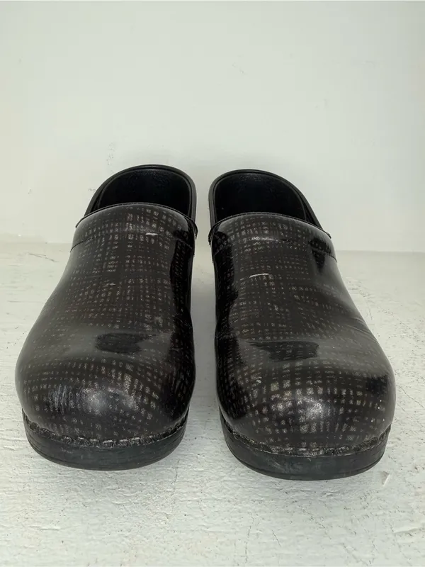 Dansko Black clogs with subtle grid pattern #clogs #comfort size 40 USA 9.5-10 - Image 2