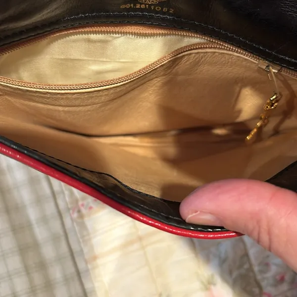 Gucci vintage crossbody bag black with red trim. Beautiful inside has wear shown - Image 3
