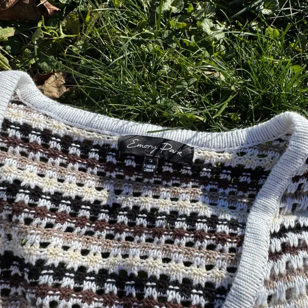 Two-Tone Cropped Cardigan Sweater - Image 3