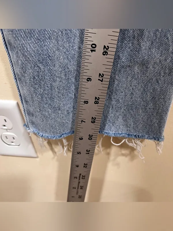 Meshki women’s straight leg light blue denim size 8 high rise raw hem - Image 4