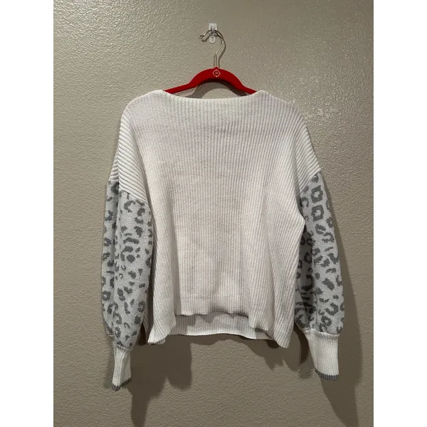 Shein White V-Neck sweater w cheetah print sleeves sz XL - Image 6
