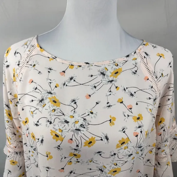 Loft Ladies Blouse Sz M Pink Floral Ruffle 3/4 Length Sleeve Ladder Trim Career - Image 2