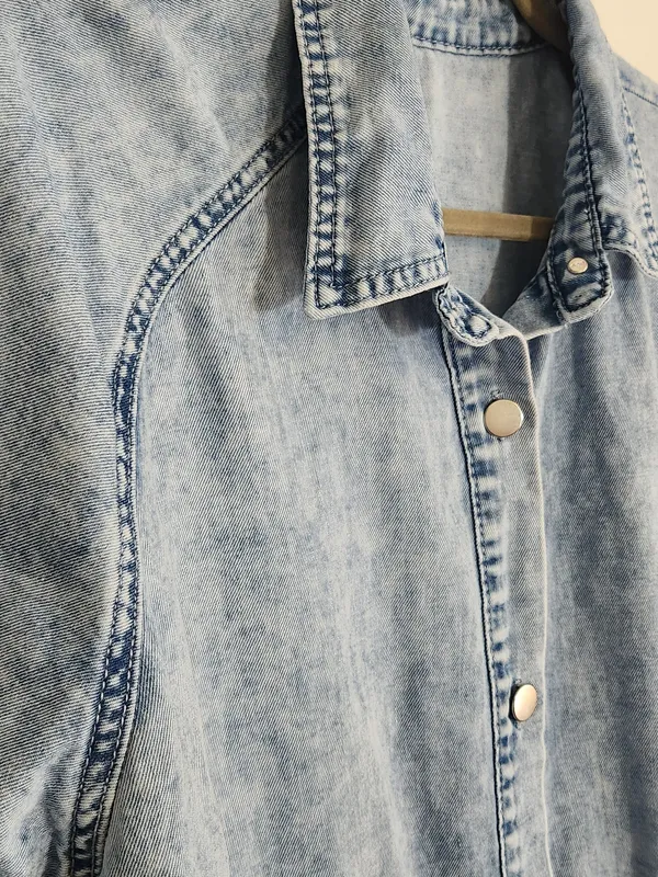Light Wash Lightweight Denim Button-Up Shirt Dress Size Large Coastal Cowgirl - Image 2