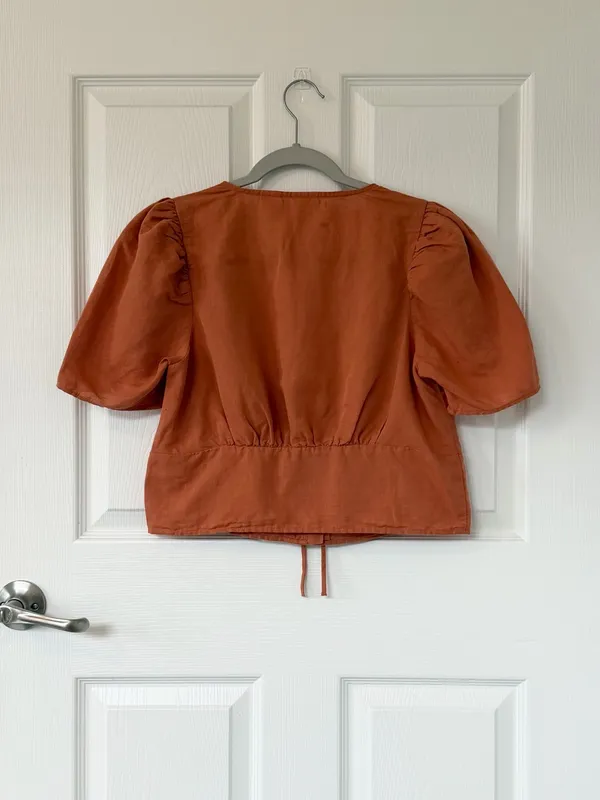 Levi's Luisa Linen Blend Rust Orange Cropped Puff Sleeve Top with Bow Tie Front - Image 4
