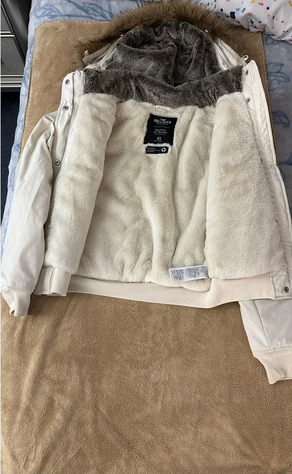 White hollister all whether jacket  - Image 2
