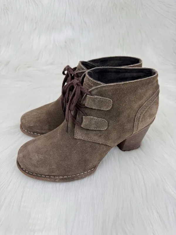 NWOT Clarks Artisan Carleta Lyon Suede Ankle Bootie Boots 7.5W Taupe Block Heel - Image 2