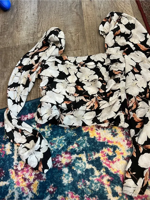 Abercrombie Floral Puff-Sleeve Cropped Top - Black & White - Image 3
