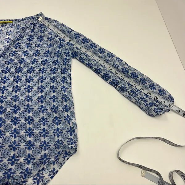 Roller Rabbit Blue White Floral Geometric Pattern 100%‎ Cotton Top Small *FLAW - Image 9