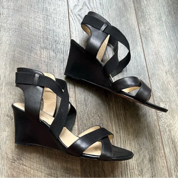 ADRIENNE VITTADINI Rheanne Black Wedge Strappy Sandals Size 8.5 Fine Leather - Image 2