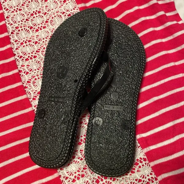 Ron Jon black swirl design flip flops - Image 4