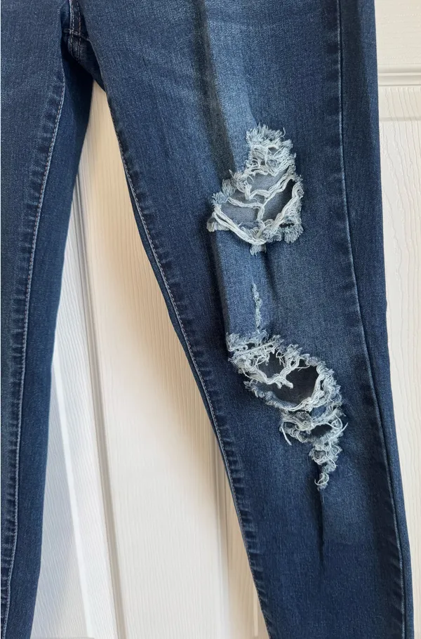 Refuge Women’s Distressed Dark Wash Skinny Jeans Size 6 - Image 4