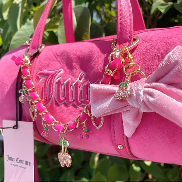 🎀🩷NWT Juicy Couture Hot Pink Barrel Bag/Purse with Accessories 🩷🎀 - Image 4