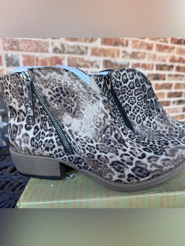 Very G Divine Leopard Print Ankle Booties LIGHT Taupe Women’s Size 9.5 NIB - Image 8