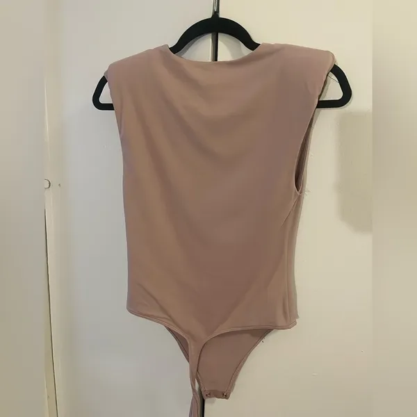 Aritzia babaton sculpted bodysuit with shoulder pads. - Image 9