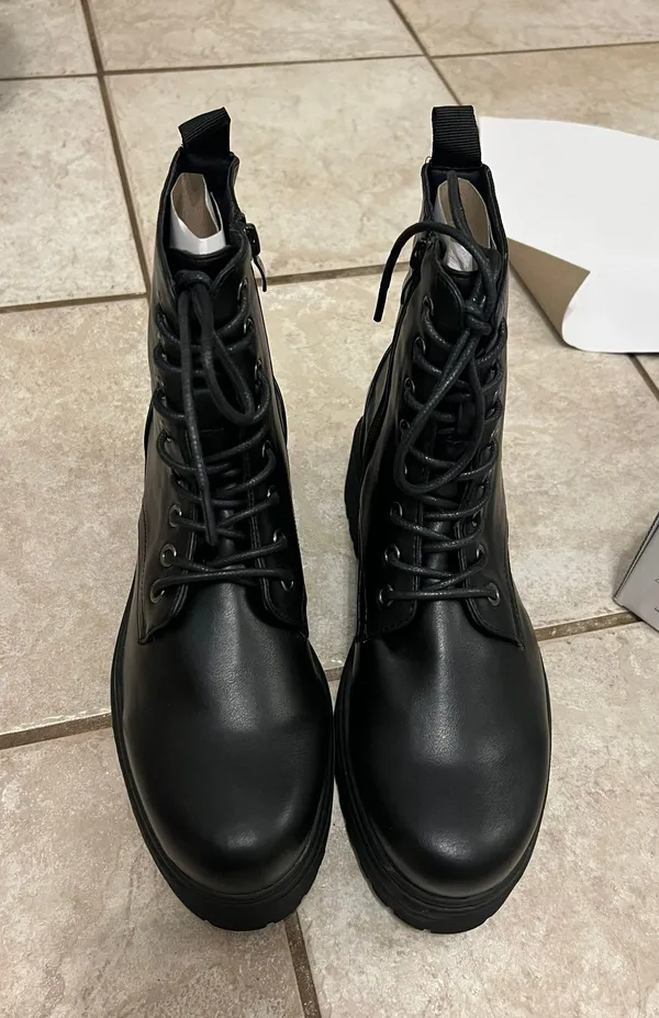 Story Boots Size 8.5 - Image 2