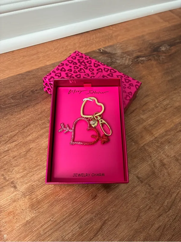 Betsey Johnson Hot Pink Heart Arrow Key & Card Holder Charm with Gold Accents - Image 8