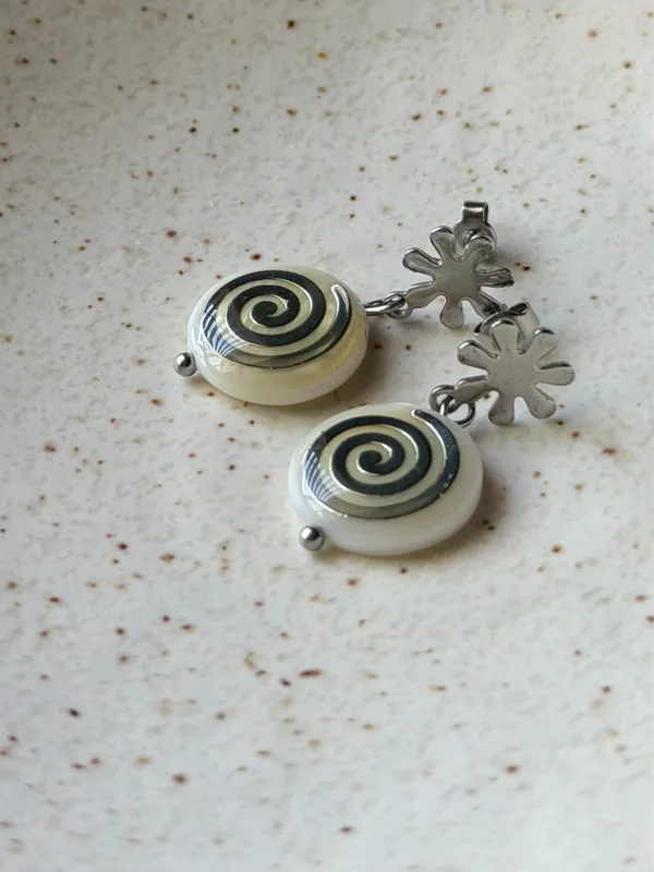 Handmade boho vintage grunge funky whimsical style swirl shell beads earrings🌀 - Image 4