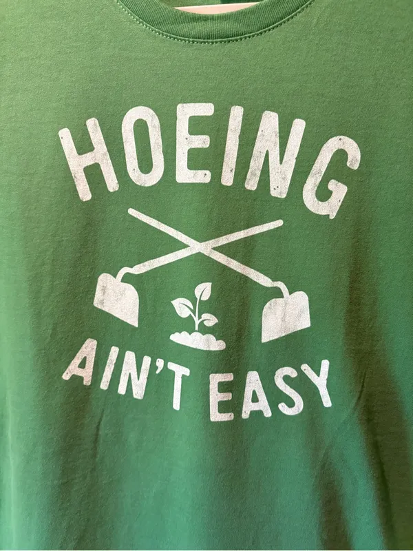 Port & Company gardening enthusiasts t-shirt punny phrase "Hoeing Ain't Easy” M - Image 3
